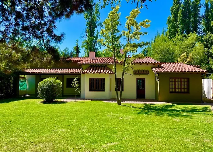 Hermosa Y Amplia Casa En La Mejor Ubicacion De Chacras, Con Piscina Y Jardin