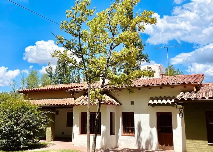 Hermosa Y Amplia Casa En La Mejor Ubicacion De Chacras, Con Piscina Y Jardin