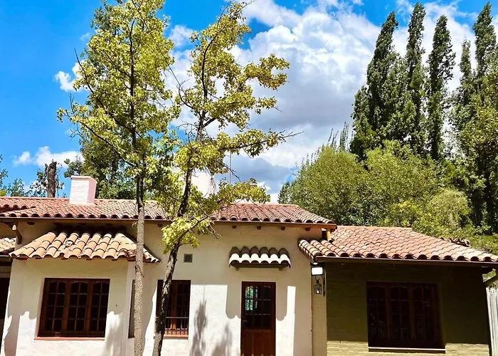 Hermosa Y Amplia Casa En La Mejor Ubicacion De Chacras, Con Piscina Y Jardin