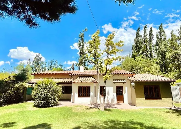 Hermosa Y Amplia Casa En La Mejor Ubicacion De Chacras, Con Piscina Y Jardin