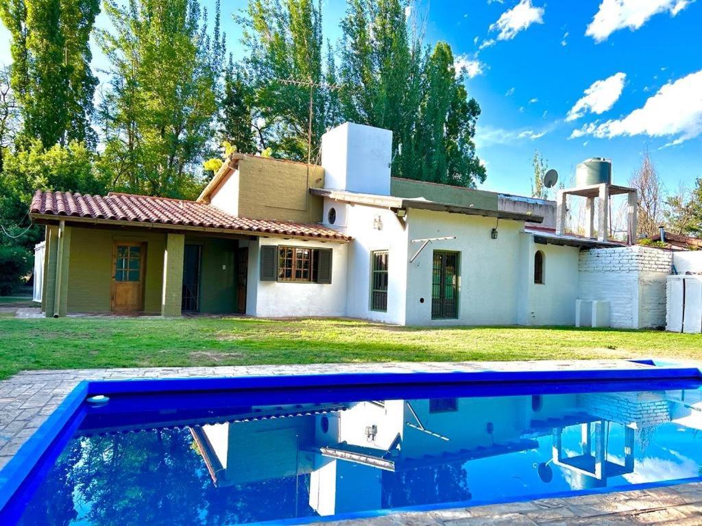 Hermosa Y Amplia Casa En La Mejor Ubicacion De Chacras, Con Piscina Y Jardin