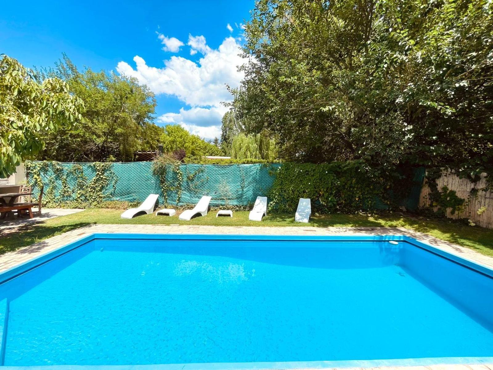 Hermosa Y Amplia Casa En La Mejor Ubicacion De Chacras, Con Piscina Y Jardin *