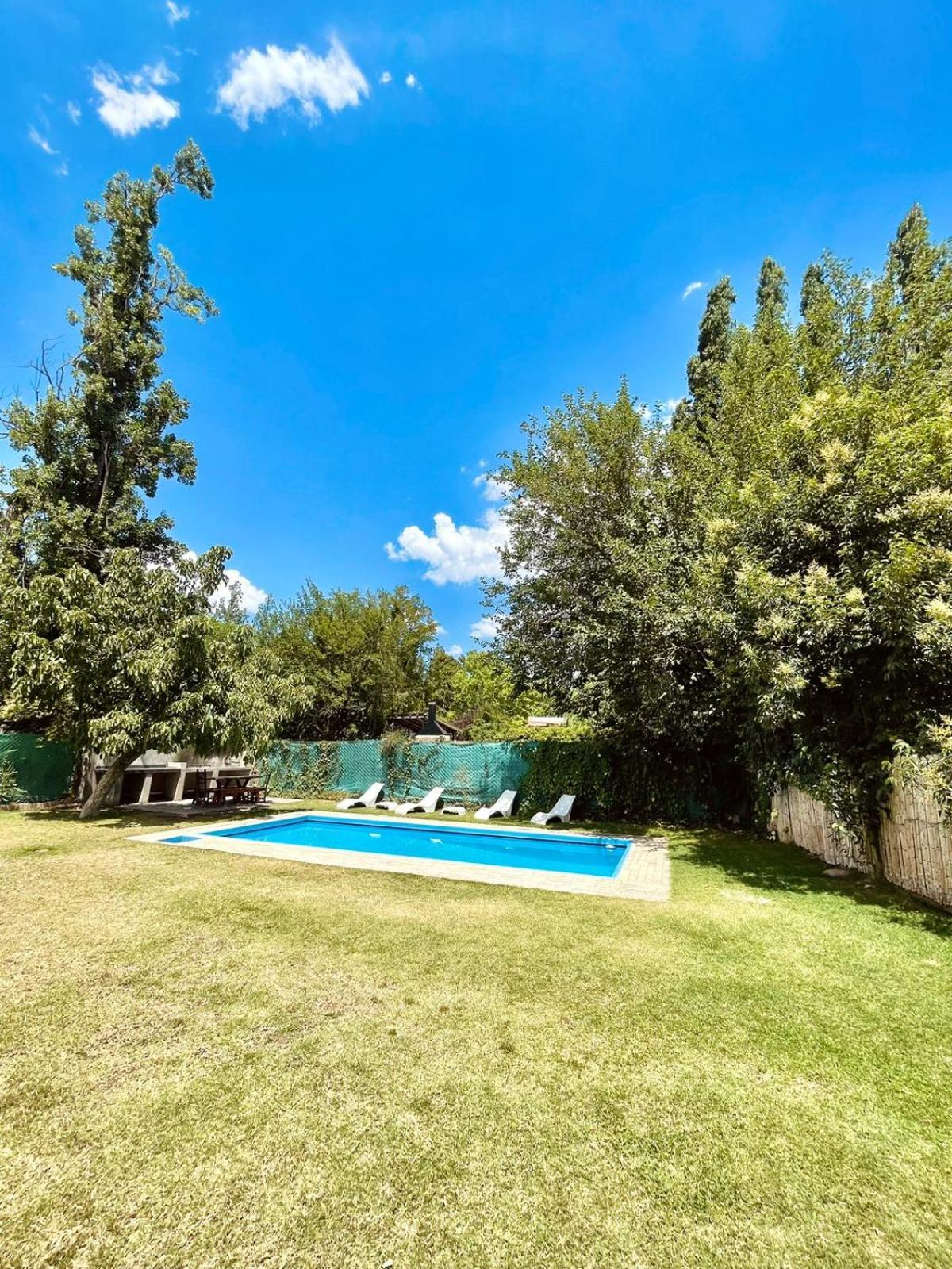 Hermosa Y Amplia Casa En La Mejor Ubicacion De Chacras, Con Piscina Y Jardin